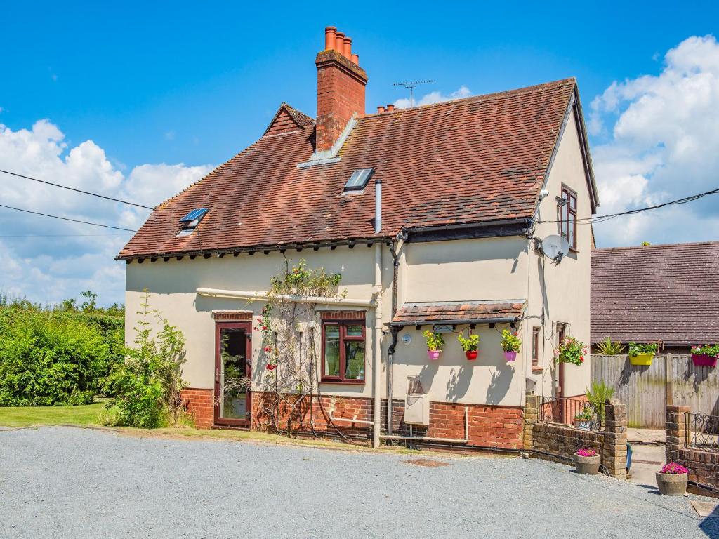 a white house with a brown roof at Egmont Farmhouse in Newenden
