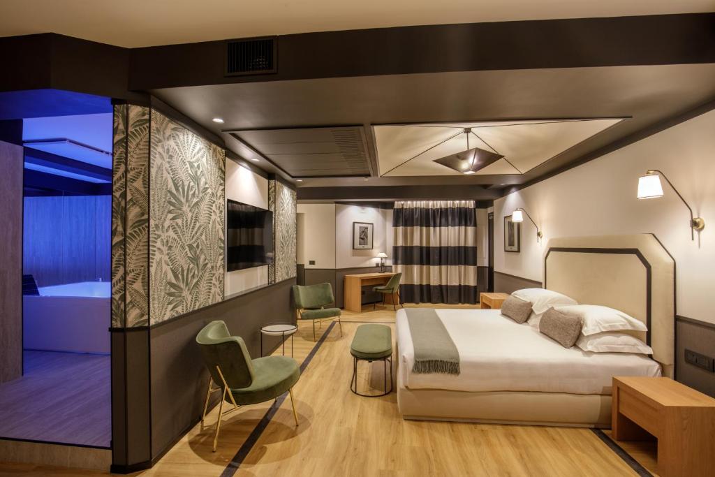 
Deluxe Suite with Spa Bath
