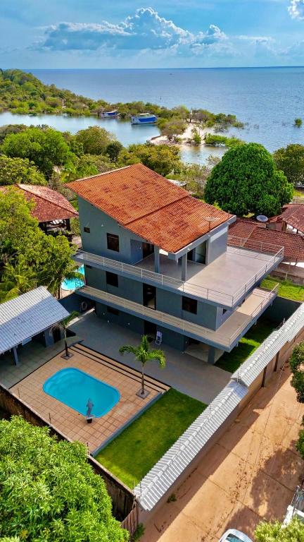 an aerial view of a house with a swimming pool at Casa completa em Alter do Chao in Santarém