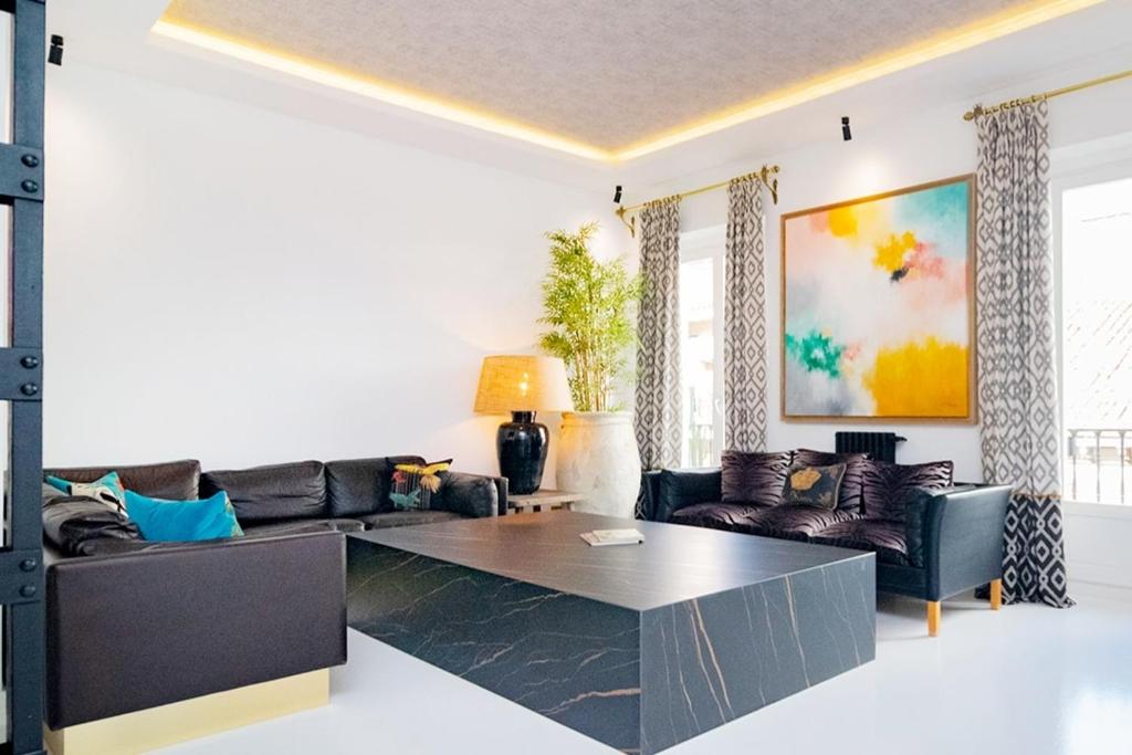a living room with a couch and a table at Luxury Golden Apartamento a solo pasos de Gran Vía in Madrid