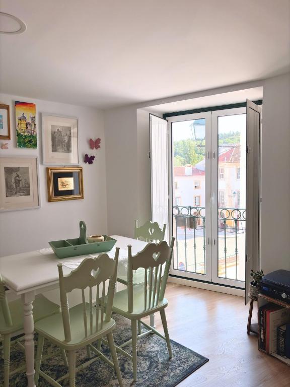 a dining room with a table and chairs and a window at Casa Milamores Constância in Constância