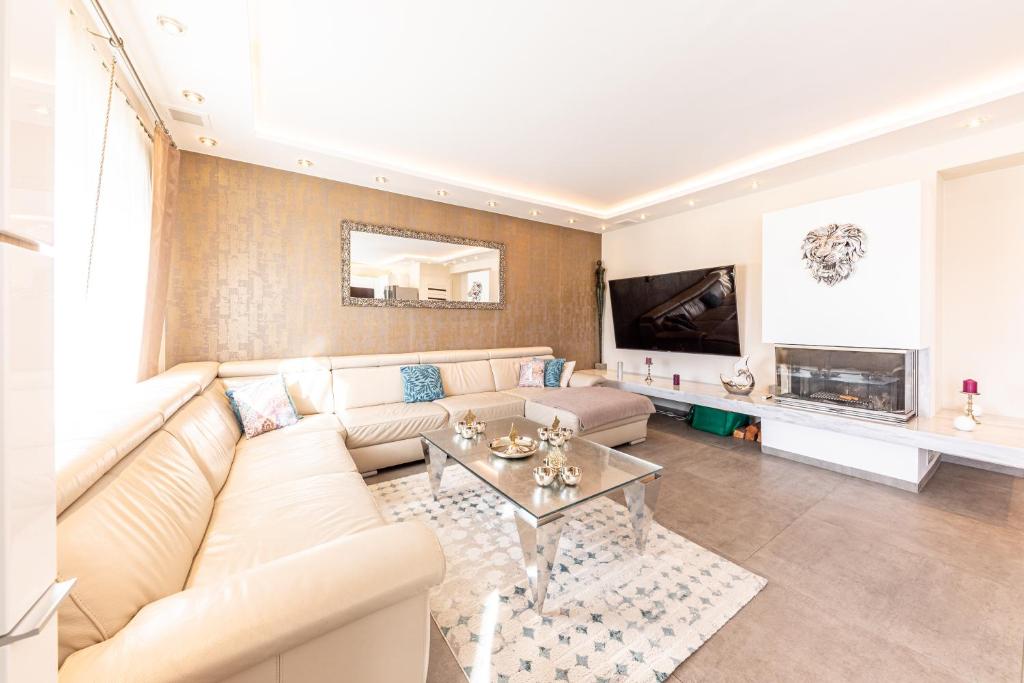 TV a/nebo společenská místnost v ubytování Family & Luxury by JR City Apartments