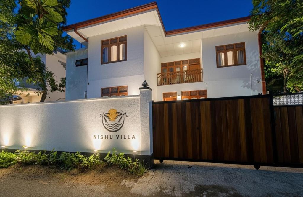ヒッカドゥワにあるNishu Villa Hikkaduwaの前に柵がある家