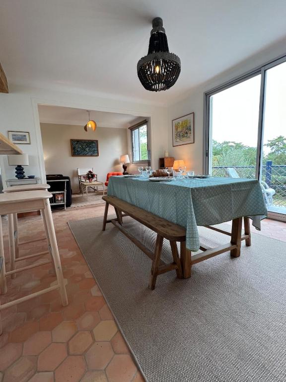un salon avec une table et un canapé dans l'établissement Maison Passiflora, à Trouville-sur-Mer
