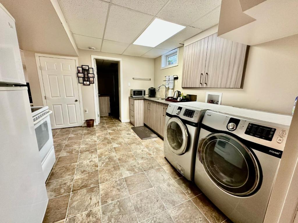 Kuchyň nebo kuchyňský kout v ubytování Beautiful Suite Fenced yard Kitchen Laundry