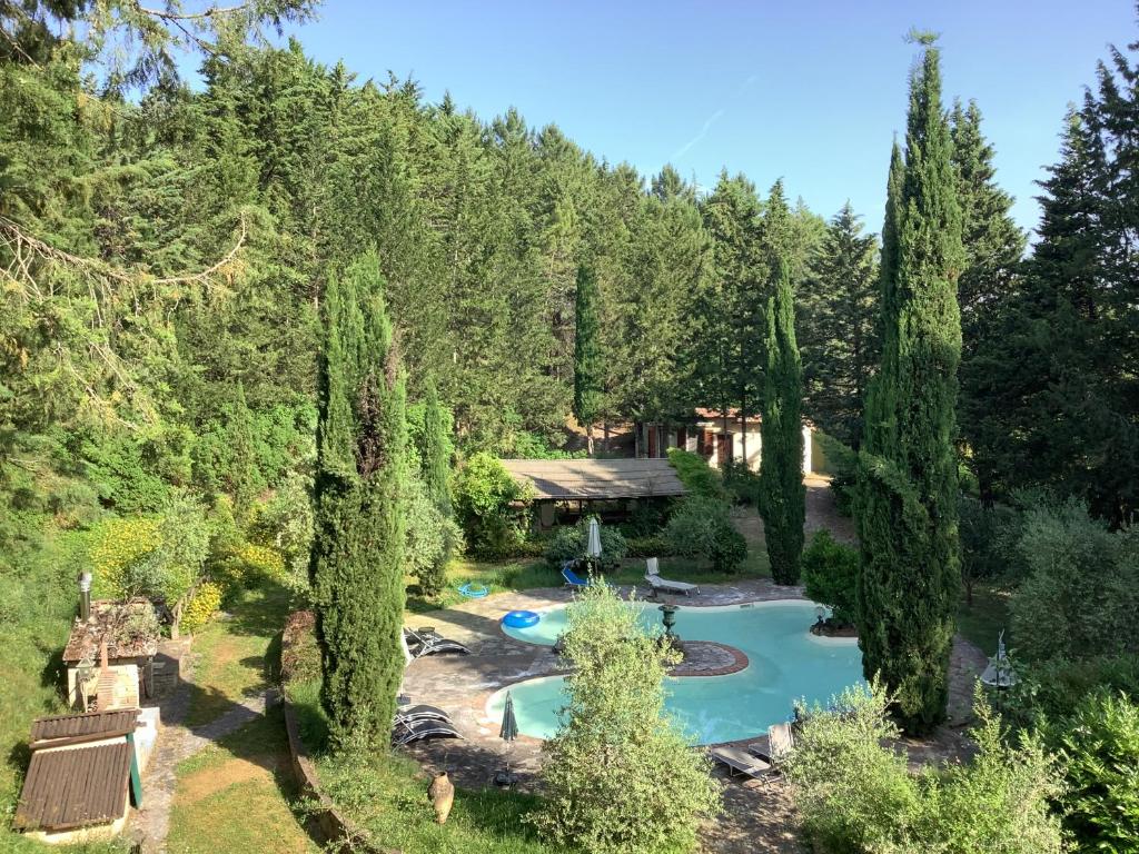 Vue aérienne d'un jardin avec piscine et arbres dans l'établissement Villamonestevole501, à Umbertide