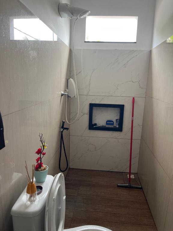 een badkamer met een douche en een toilet met een raam bij Casa SaraH!! in Manaus