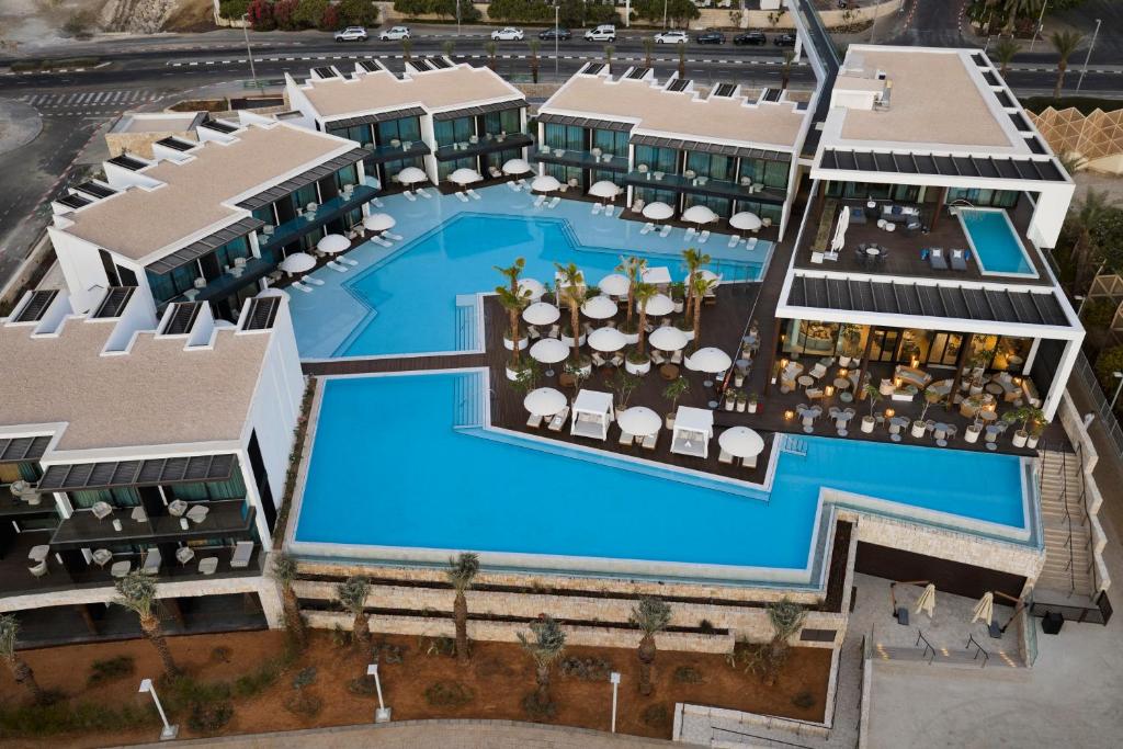 Una vista aérea de un complejo turístico con piscina. en Kayma by Isrotel Exclusive, en Ein Bokek