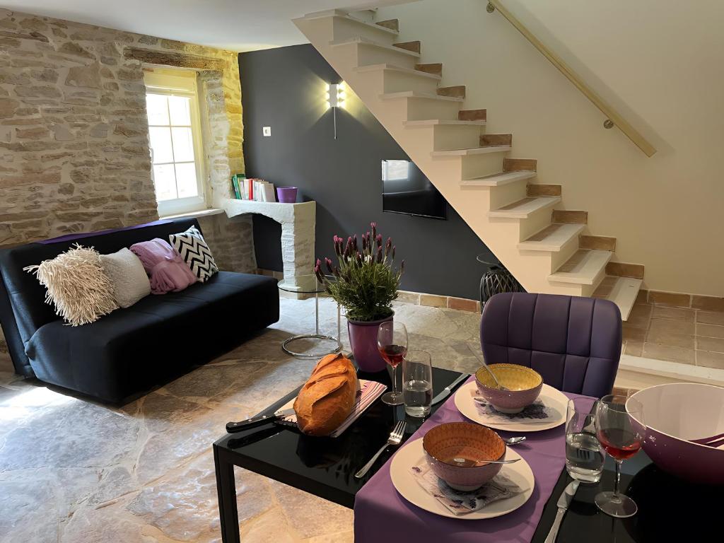 un salon avec un canapé et une table dans l'établissement Gite Lavande - Paradis de Provence, à Le Pin