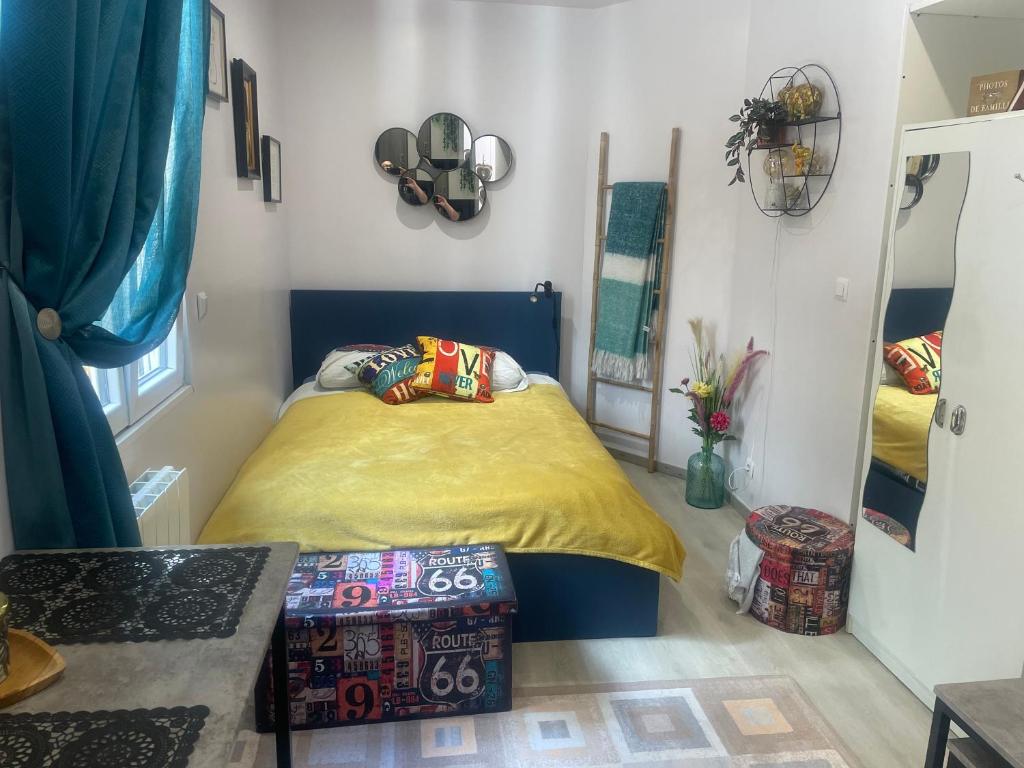 Ένα ή περισσότερα κρεβάτια σε δωμάτιο στο Cozy Studio