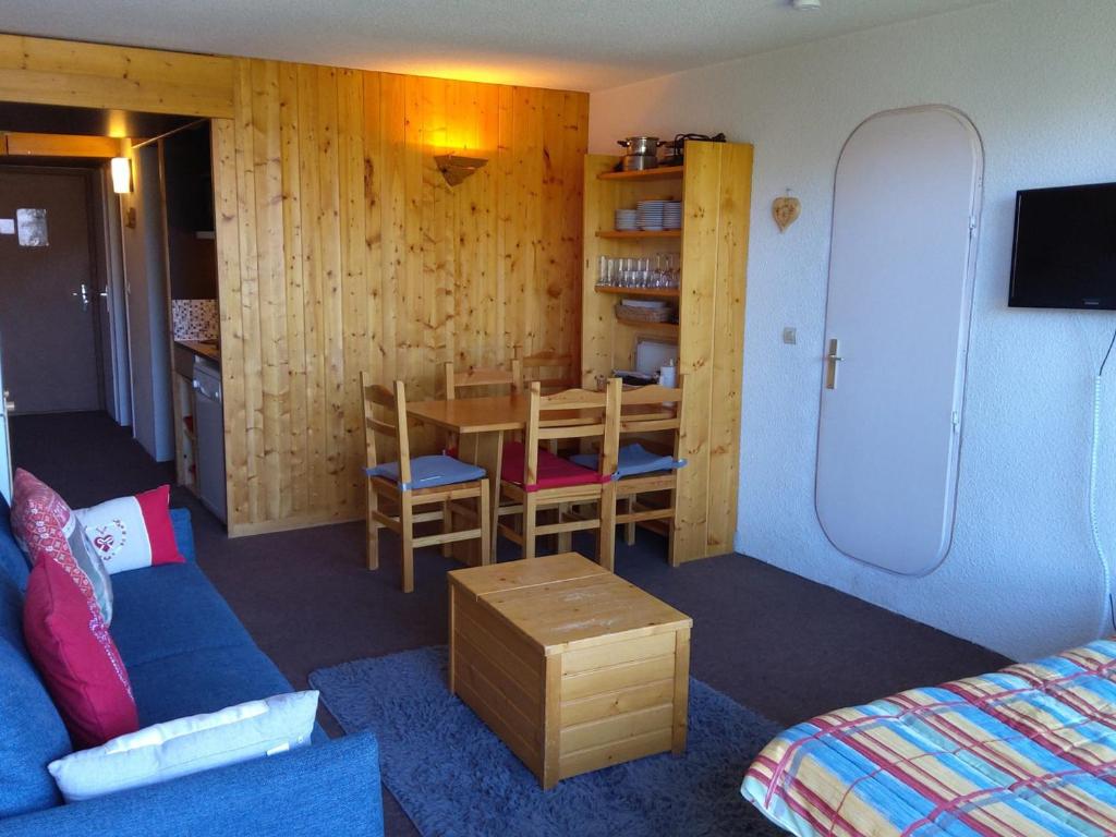 a room with a couch and a table and a room with a bed at Appartement cosy 2 pièces pour 6 personnes à Arc 1600, proche des pistes - FR-1-411-337 in Bourg-Saint-Maurice