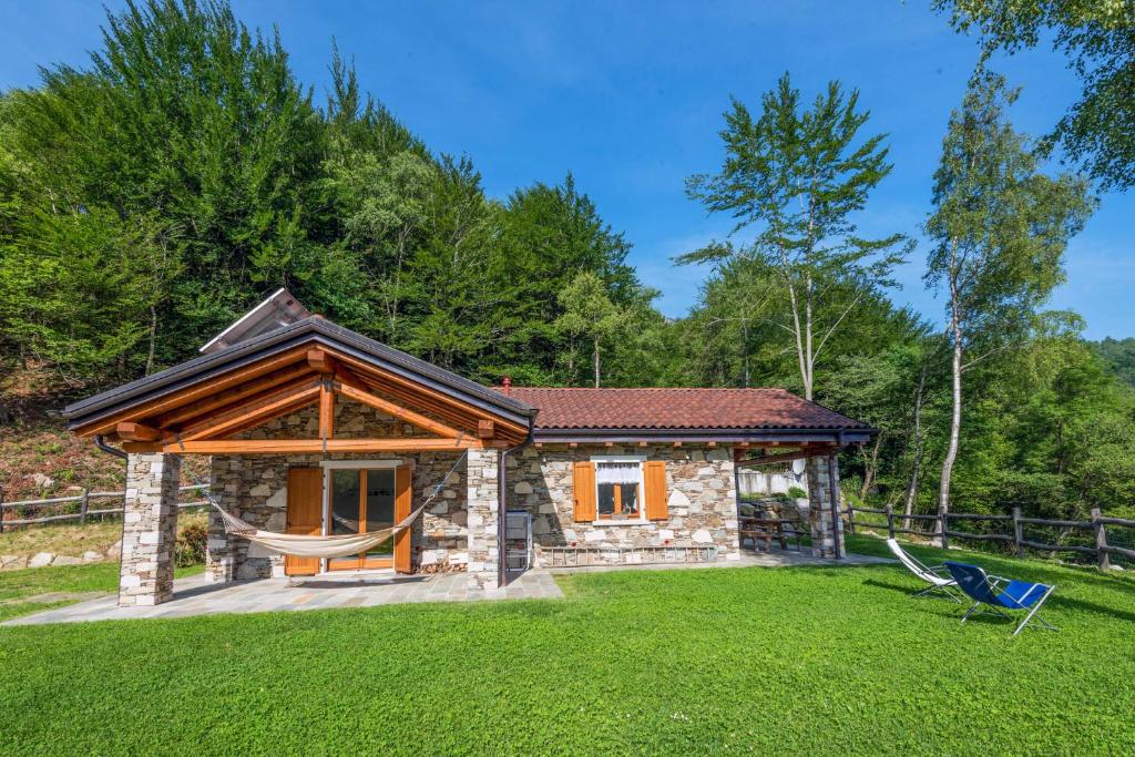 a small house with a hammock in a yard at Casetta del Rio in Stresa