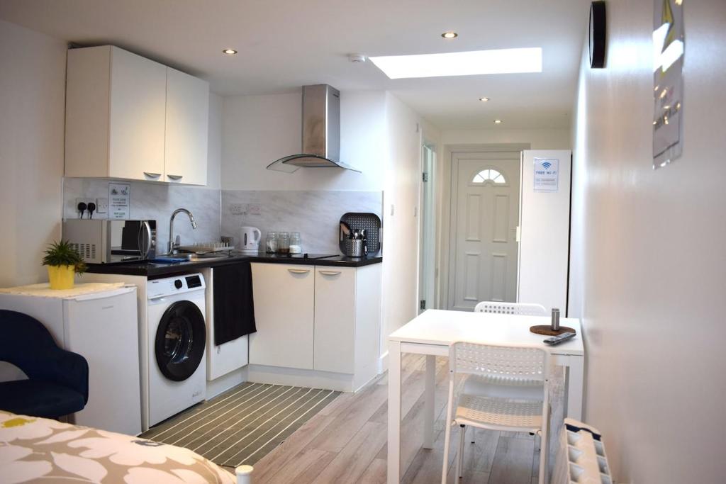 Φωτογραφία από το άλμπουμ του Studio flat close to Heathrew Airport σε Northolt