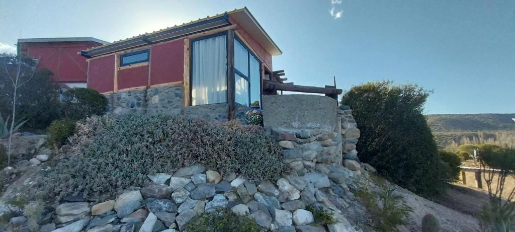 ein Haus auf einem Steinhaufen in der Unterkunft Cabaña La Ermita, Complejo El Taller in Ciudad Lujan de Cuyo