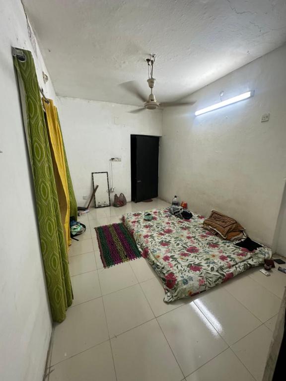 une chambre avec un lit au milieu d'une pièce dans l'établissement Aramplace, à Dhaka