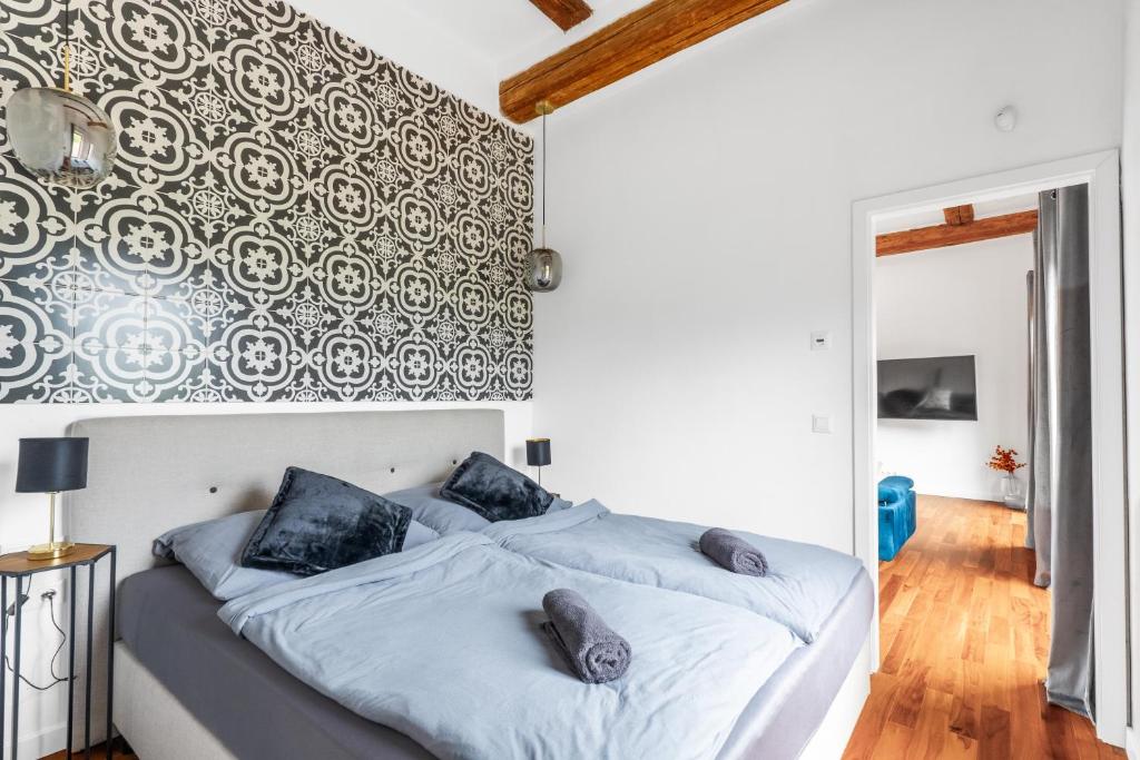 Un dormitorio con una cama grande con almohadas azules. en Stodola Klokočí, en Klokočí