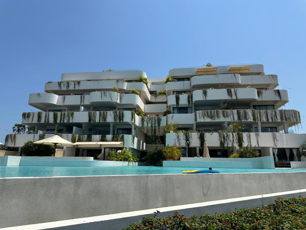 MsambweniにあるOne Ocean Hotel Apartmentsの前にプールがある建物