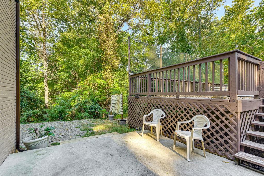 ein Deck mit zwei Stühlen und einer Treppe in der Unterkunft 2 Mi to Dtwn Monroe near Wingate Cozy Apt with Patio in Monroe