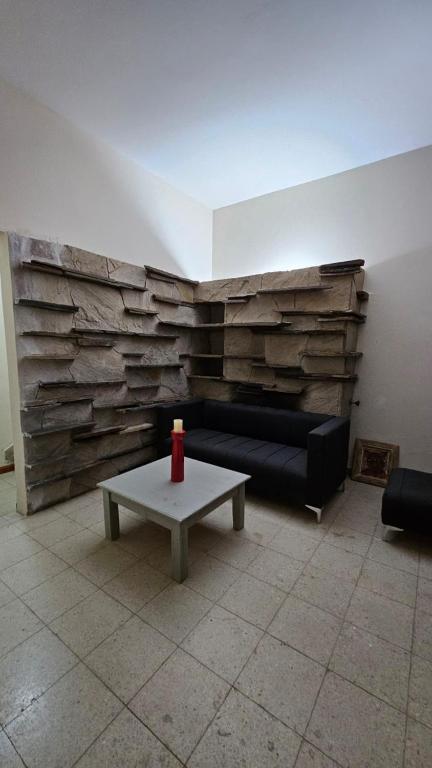 ein Wohnzimmer mit Sofa und Tisch in der Unterkunft Casa Zárate in Cordoba
