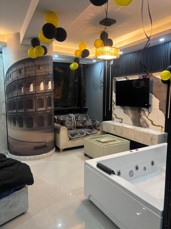 ein Wohnzimmer mit Couch und Fernseher in der Unterkunft The Luxury Heaven in Ghaziabad