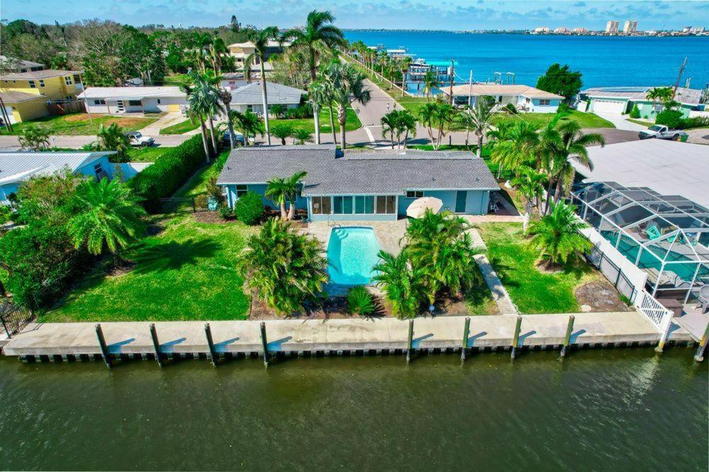 Vue aérienne d'une maison sur l'eau dans l'établissement River House Retreat, à Braden Castle