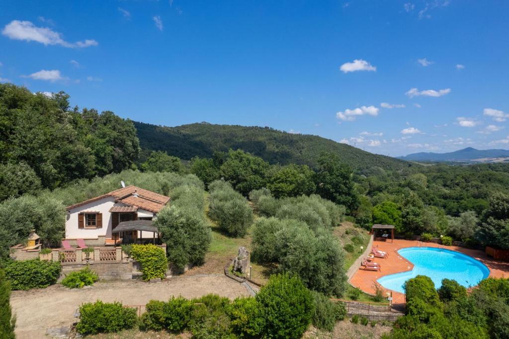 Nespecifikovaný výhled na hory nebo výhled na hory při pohledu z venkovského domu