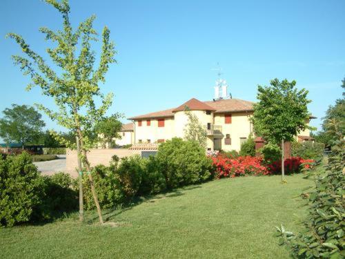 ein Haus mit Rasen vor einem Haus in der Unterkunft Hotel Fondo Catena in Ferrara