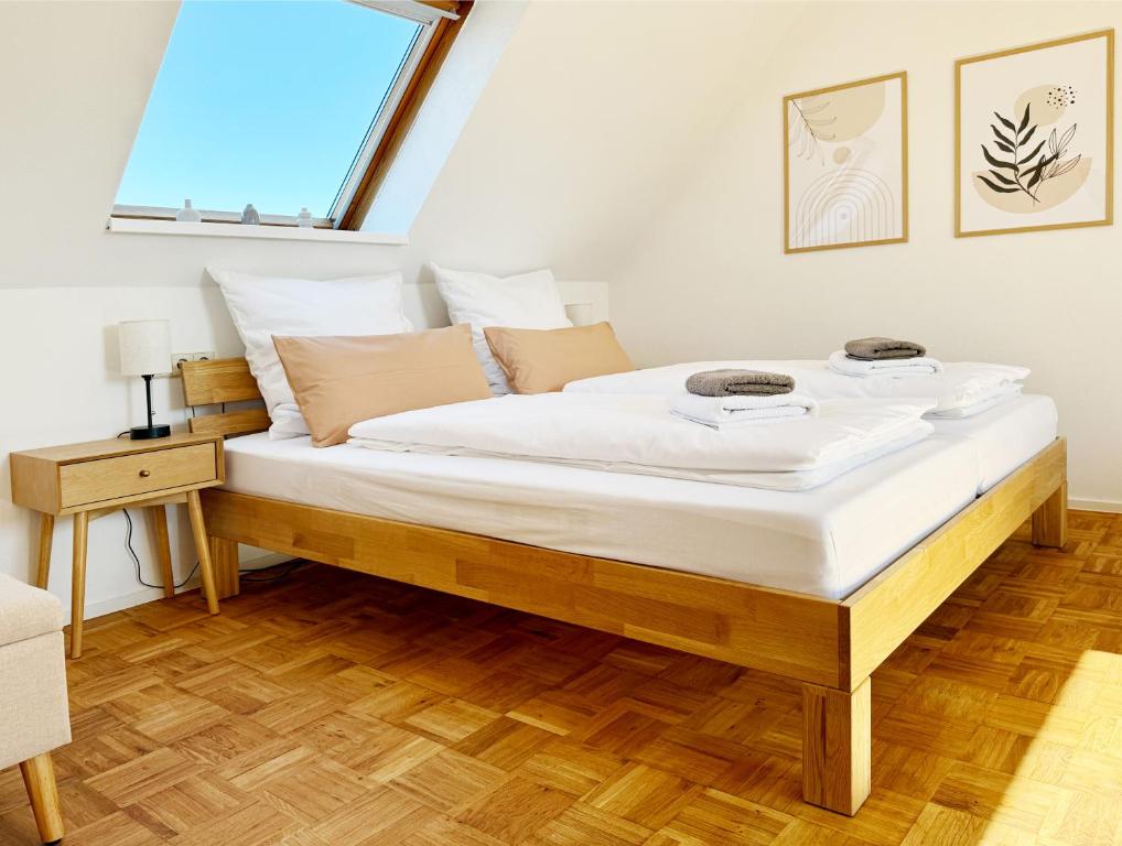 una cama grande en una habitación con ventana en Turmblick - Parkplatz - A7 Nähe - Bahnhof Nähe - mit WM, en Illertissen