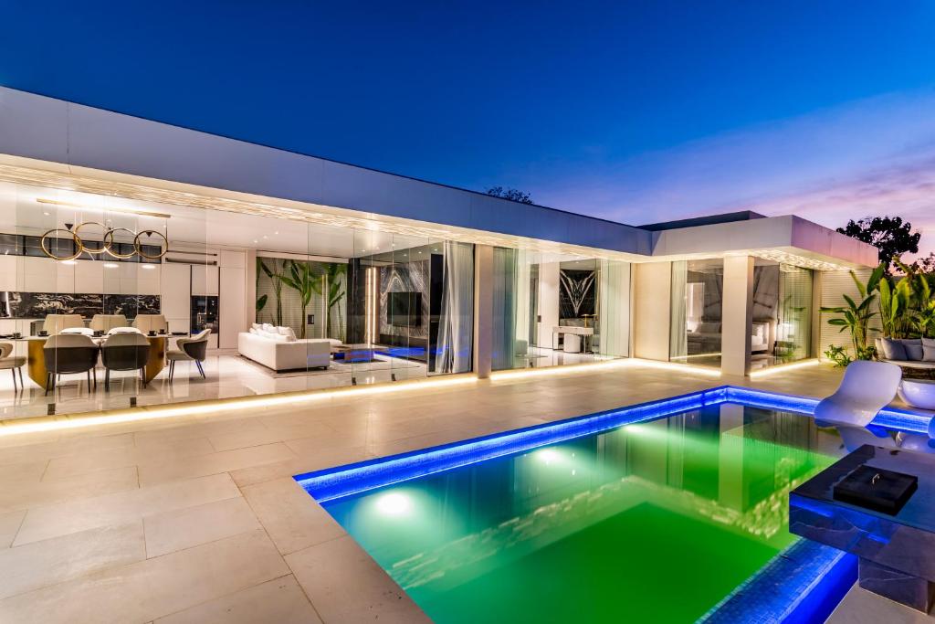 Swimmingpoolen hos eller tæt på Sky Star Ocean View Uluwatu