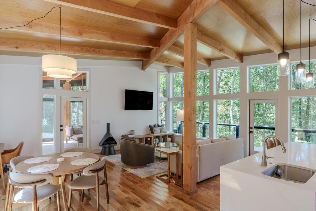 a kitchen and living room with a table and chairs at The Briar House in Stella