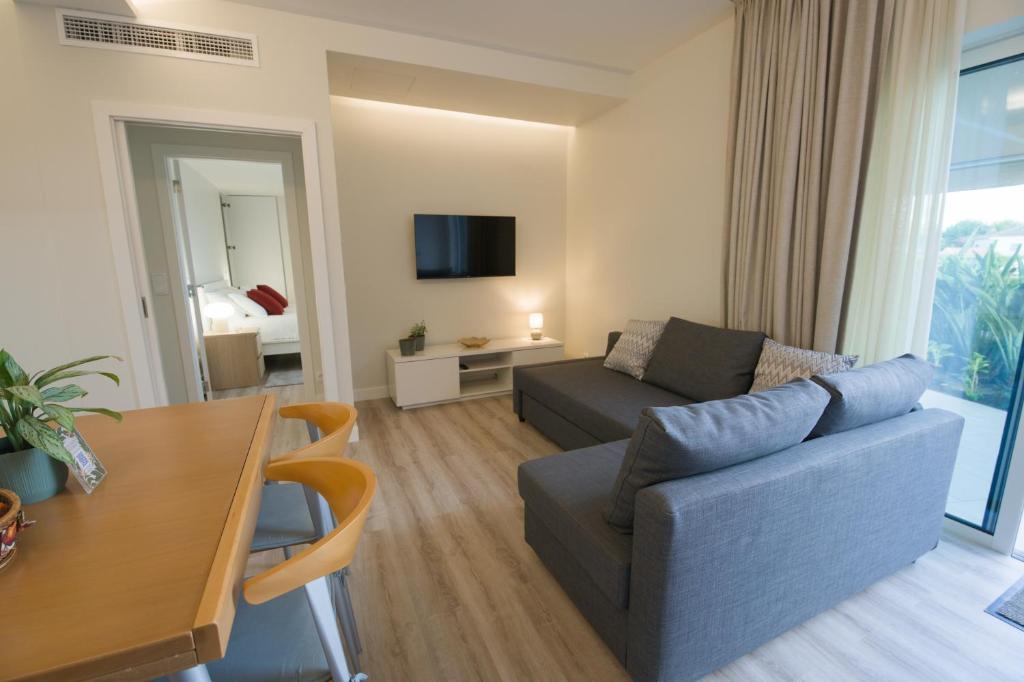 een woonkamer met een bank en een tafel bij Rosa Garden Retreat in São Roque