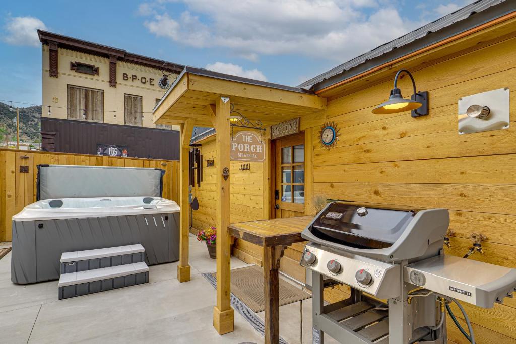 un patio con griglia e vasca idromassaggio di Eureka Main Street Retreat Near ATV Trails and Mines a Payson