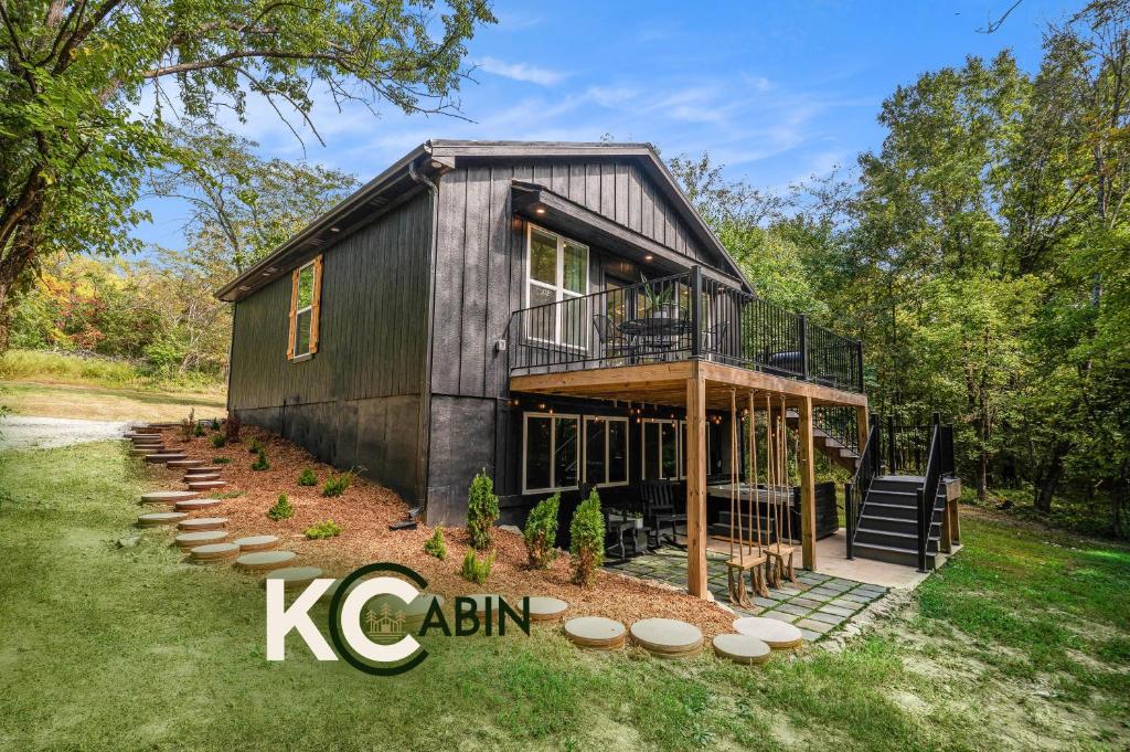 Gallery image of KCcabin - Modern Wooded Retreat with Hot Tub in Grain Valley