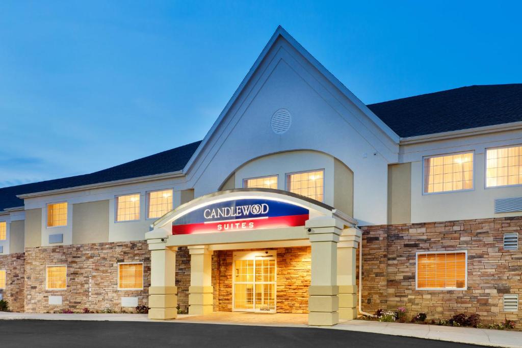 una representación de un hotel con un concesionario de automóviles en Candlewood Suites Hazleton by IHG, en Hazleton