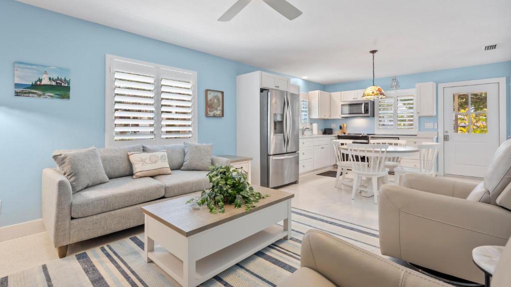 Η κουζίνα ή μικρή κουζίνα στο Sanibel Shores A1