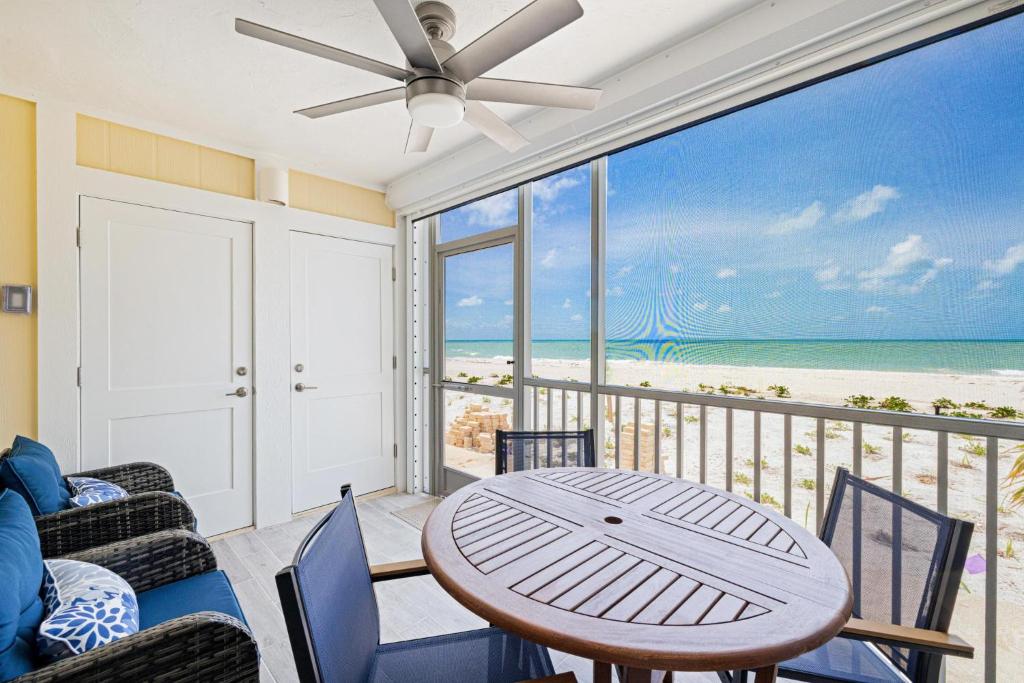 YbelにあるVilla Sanibel 1Aのテーブルと椅子と海のあるダイニングルーム