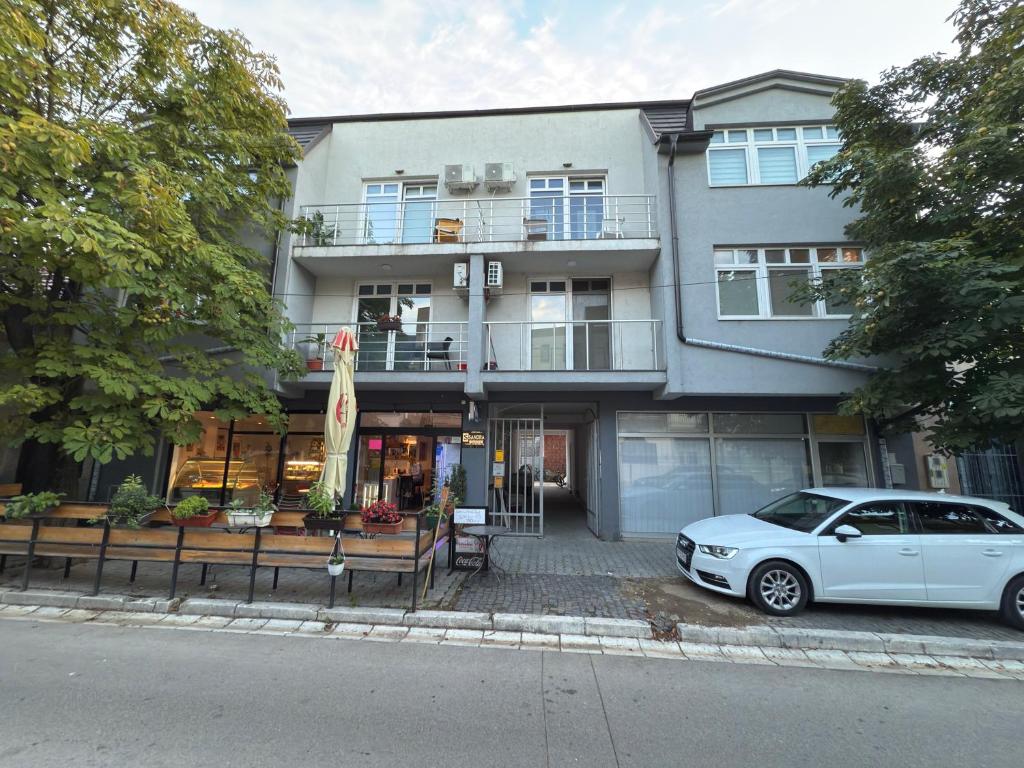 Το κτήριο όπου στεγάζεται  το διαμέρισμα