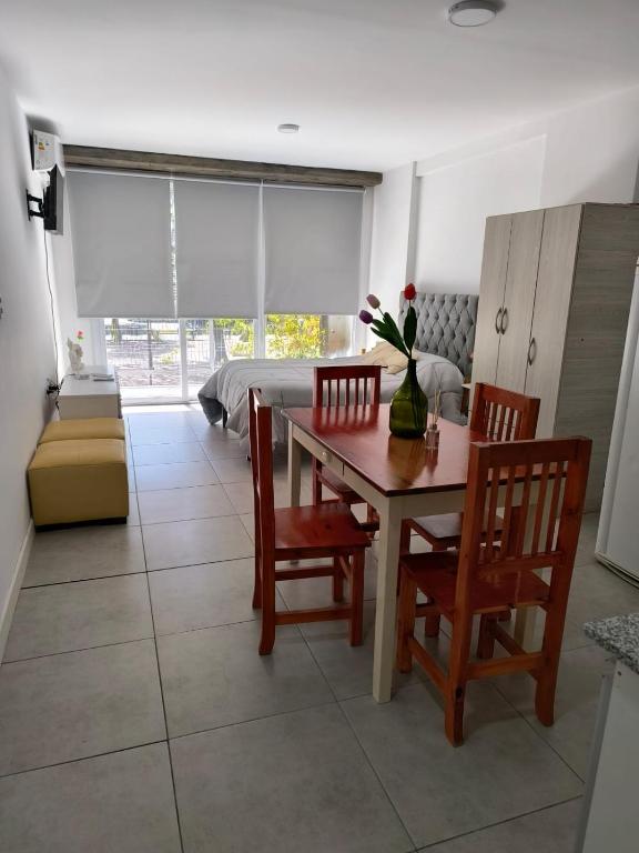 a living room with a table and chairs and a bed at Monoambiente Zuly in San Miguel de Tucumán