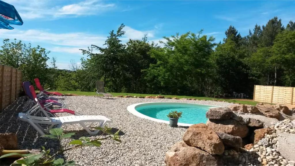 una piscina en un patio con césped en Villa Loumapé, en Ribes