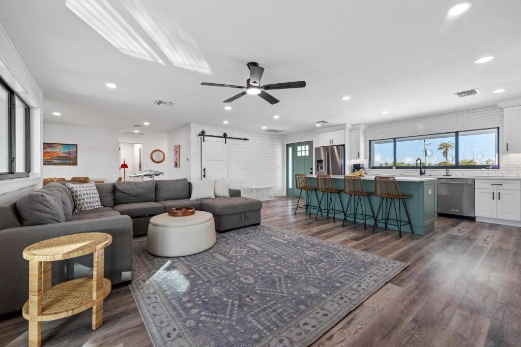 a living room with a couch and a kitchen at Club Red in Sanibel
