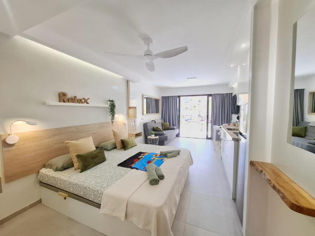 Un dormitorio con una cama grande en una habitación. en Castle Margherita's Apartments, en Los Cristianos