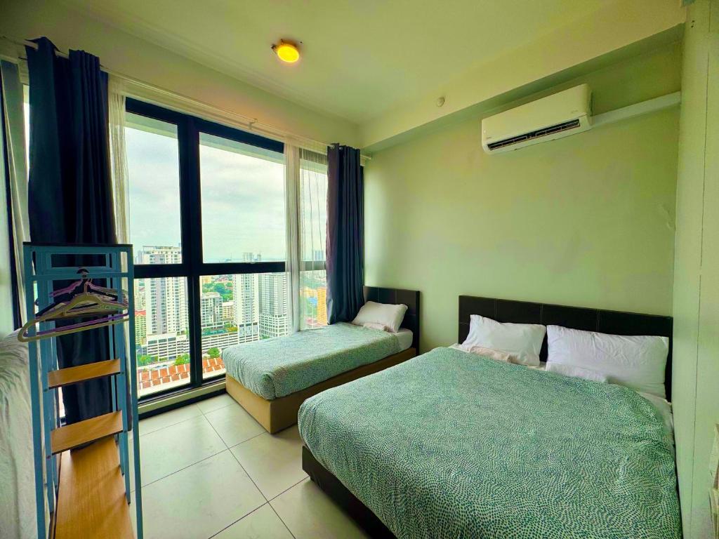 une chambre avec deux lits et une grande fenêtre dans l'établissement urban suites 3BR 10pax b30 infinity pool, à Jelutong