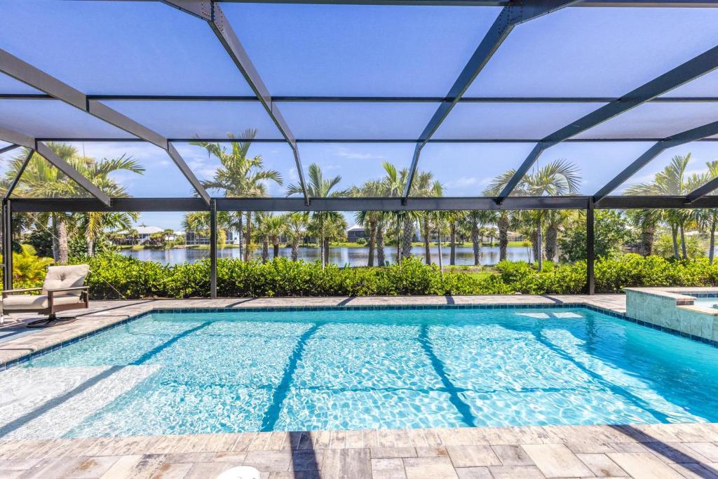 Sanibel IslandにあるUrlaub Hausの屋内スイミングプール(パーゴラ、スイミングプールバイザー付)