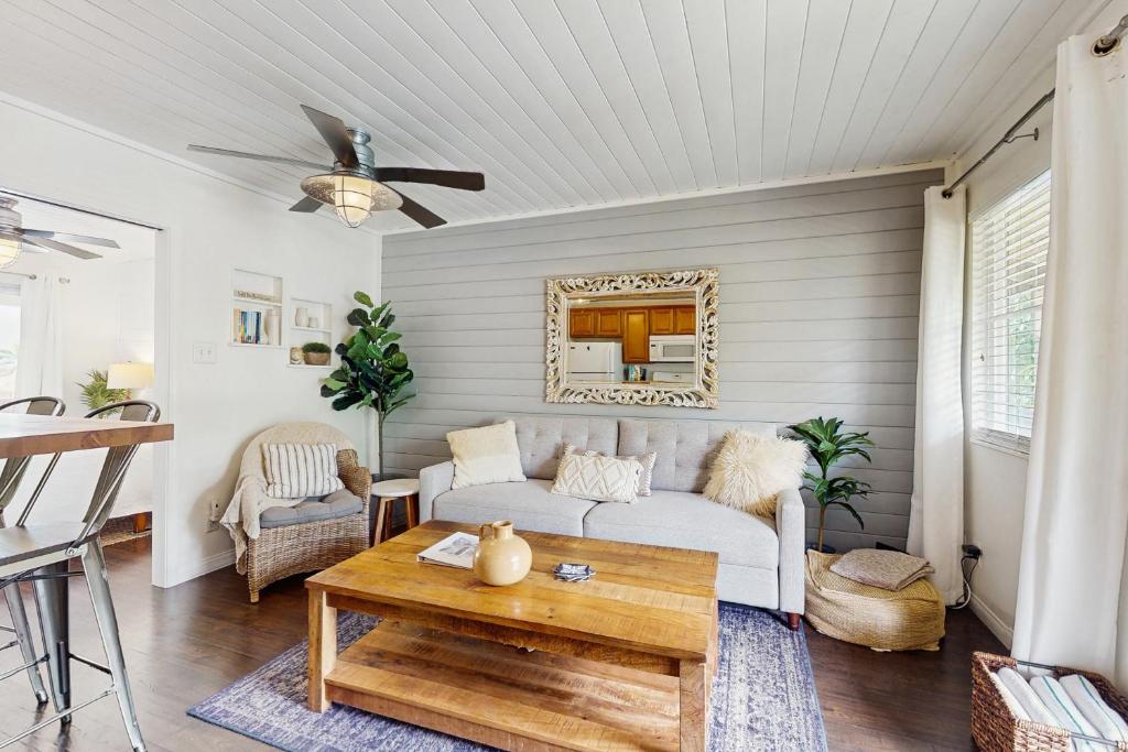 una sala de estar con un sofá y una mesa en Kona Shores 229, en Kailua-Kona