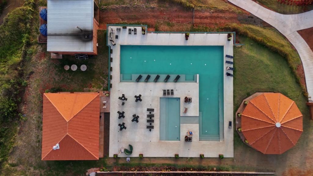 an overhead view of a building with a swimming pool at Pousada Vila Caminito in Brotas