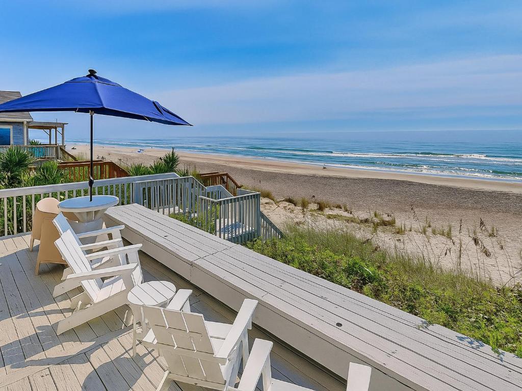 una panchina con tavolo, sedie e ombrellone di Riptide a Sloop Point