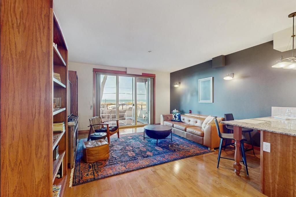 una sala de estar con un sofá y una mesa en Birch Bay Getaway, en Birch Bay