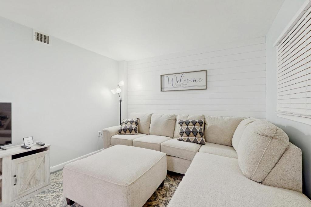 un soggiorno con un divano e un tavolo di Hilton Head Resort 3306 a Hilton Head Island