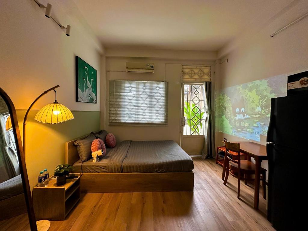 une chambre avec un lit et une table et une salle à manger dans l'établissement Saigon Downtown Home - 100m to Nguyen Hue Walking Street, à Hô-Chi-Minh-Ville
