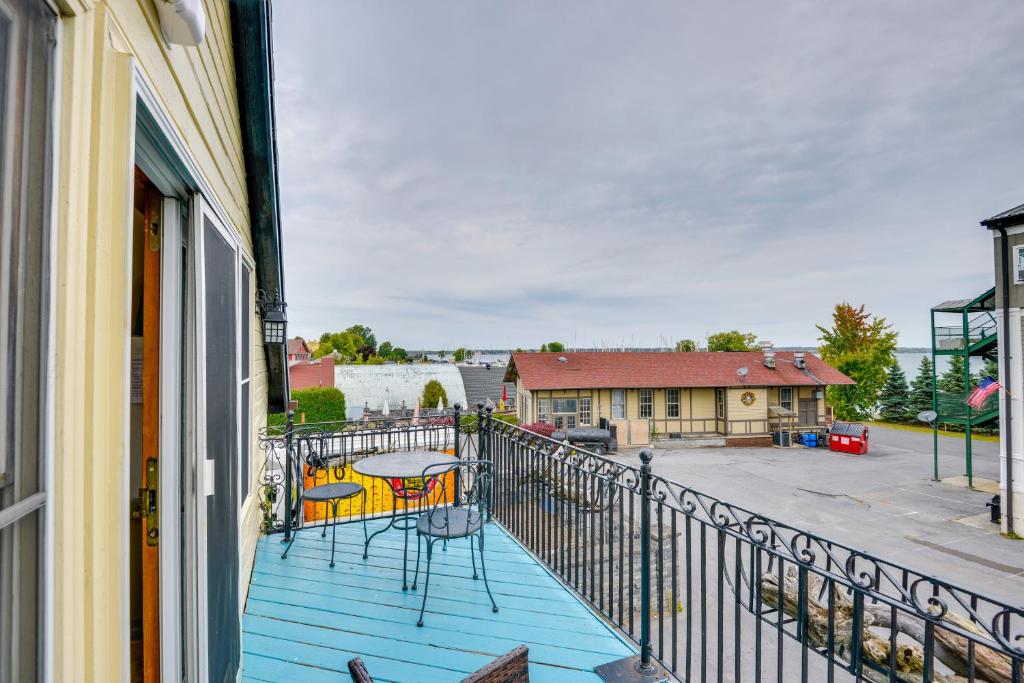 Πισίνα στο ή κοντά στο Water-View Balcony Charming Lake Ontario Studio!